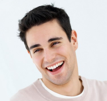Vyras su dantų implantais